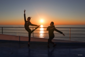 Danseressen Nara Cho en May Zheng tegen een prachtige achtergrond.