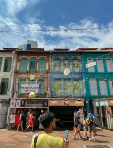 Bassist TK Kuo arriveert in het historische Chinatown district van Singapore. 
