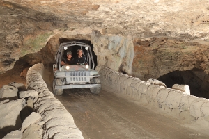 Lichten aan als ze zich een weg onder de aarde banen voor wat plezier in de grotten.