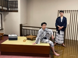 De broers Kenji en Hiro Kobayashi (violist) trekken traditionele kledij aan tijdens een reis naar Gunma, Japan.