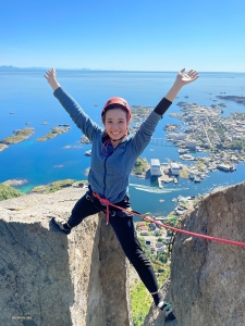Tiffany na het beklimmen van de Svolvaergeita, een beklimming van haar bucketlist met de bijnaam 