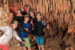 Diep in de grotten vonden ze stalactieten en stalagmieten in overvloed.