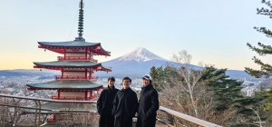 Met zijn 3776 meter is de berg Fuji niet alleen de hoogste berg van Japan, maar ook een heilig symbool dat diep geworteld is in de culturele identiteit van het land. En de Chureito Pagode staat bekend om het beste uitzicht op deze iconische top. 