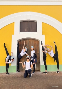 In de levendige wijk Old San Juan, bekend om zijn kleurrijke gebouwen en levendige straten, stralen de dansers van plezier en voegen ze hun eigen vleugje kleur toe aan het charmante landschap. 