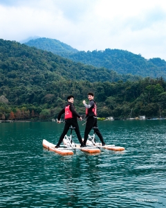 Aan het Sun Moon-meer in Taiwan genieten dansers van het rustige, blauwgroene water, omringd door weelderige, beboste bergen.