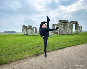 Tegen de achtergrond van de mysterieuze bouwwerken van Stonehenge voert danser Jesse Browde een cháo tiān dēng uit, een techniek die letterlijk ‘een stap naar de hemel’ betekent.