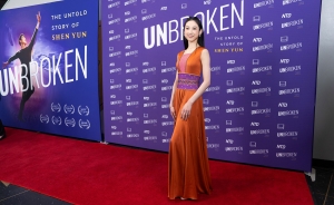 Eerste soliste Angela Lin draagt een op de Tang-dynastie geinspireerde jurk, ontworpen door Shen Yun-artistiek directeur D.F.