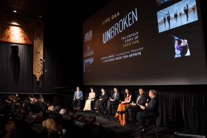 De castleden van UNBROKEN nemen na de documentairevertoning deel aan een discussiepanel.