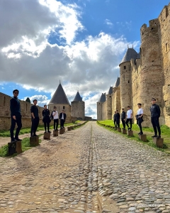 Dansers staan op wacht bij de Cité de Carcassonne, een middeleeuwse citadel en UNESCO-werelderfgoedlocatie in de Franse stad Carcassonne.