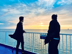 Deze dansers genieten van het water tijdens een rustige veerboottocht van Duitsland naar Denemarken. 